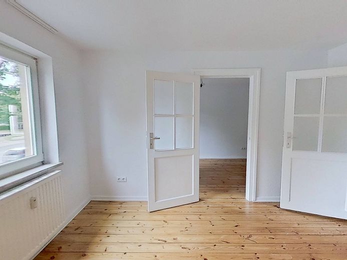 Bunte Blätter, kühles Wetter – 1 Kaltmieterlass fürs kuschelige Heim: Gemütliche 2-Zimmer-Wohnung mit Wannenbad – Ansicht II: Wohn- und Esszimm…