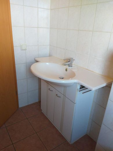 Geräumiger Bungalow mit ca. 194m² Gesamtfläche, Vollkeller und Garage – provisionsfrei – EG - Bad (2)