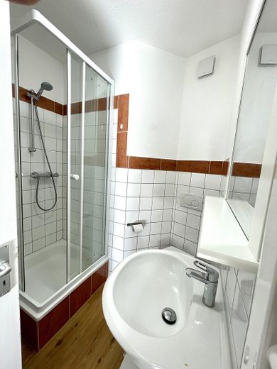 Stilvolles City-Apartment mit Bahnhofsnähe: Komfortables Wohnen in Lüneburg – Duschbad 