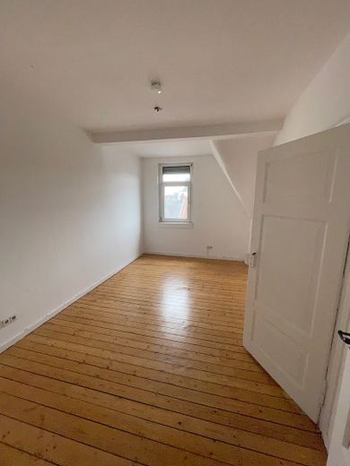 ALTBAU-CHARME! Einfach & günstig wohnen über den Dächern von Offenbach! – Schlafzimmer leer