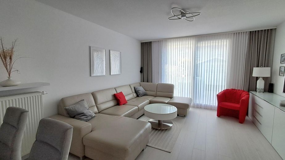 БЕЗ МАКЛЕРА Середній рядний будинок у GE-Resse, 82 м², з гаражем, KfW-70 – Wohnzimmer