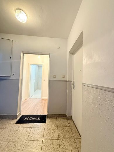 Steuervorteile | AfA-Potenzial | Mind. 5 % Rendite | Frisch Modernisiert | Sofort Vermietbar – Wohnungseingangsbereich 