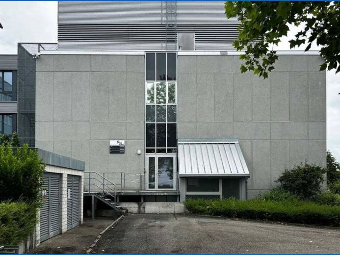 Centro di calcolo ben tenuto con superfici ad uso ufficio in posizione strategica per i trasporti a Costanza, immediatamente disponibile! – Foto 1
