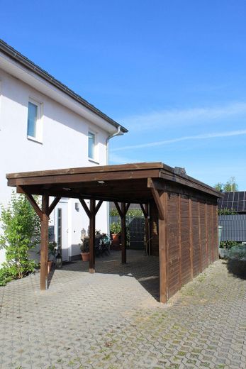 Carport und Eingangsbereich