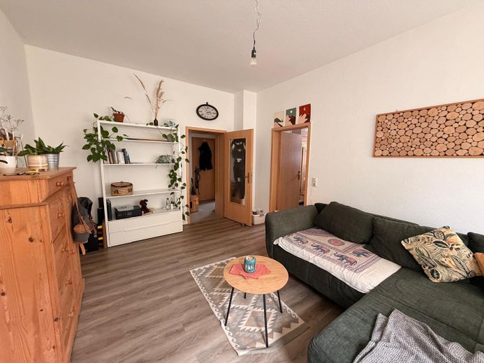 Attraktive 2-Raum-Wohnung im EG in Hirschberg/Saale – Wohnzimmer