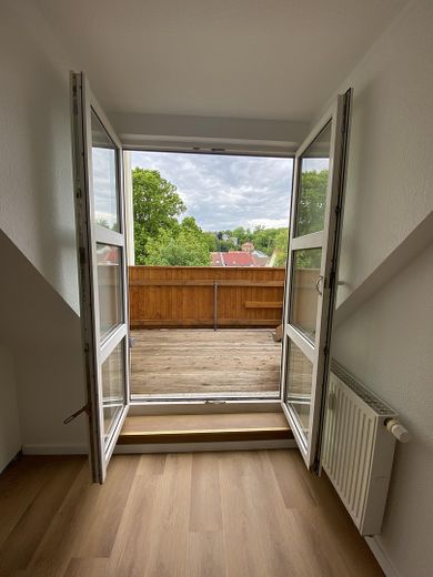 Sonnenglück- gemütliche 2-Zimmer-Dachgeschosswohnung mit Dachterrasse – Küche mit Dachterrasse