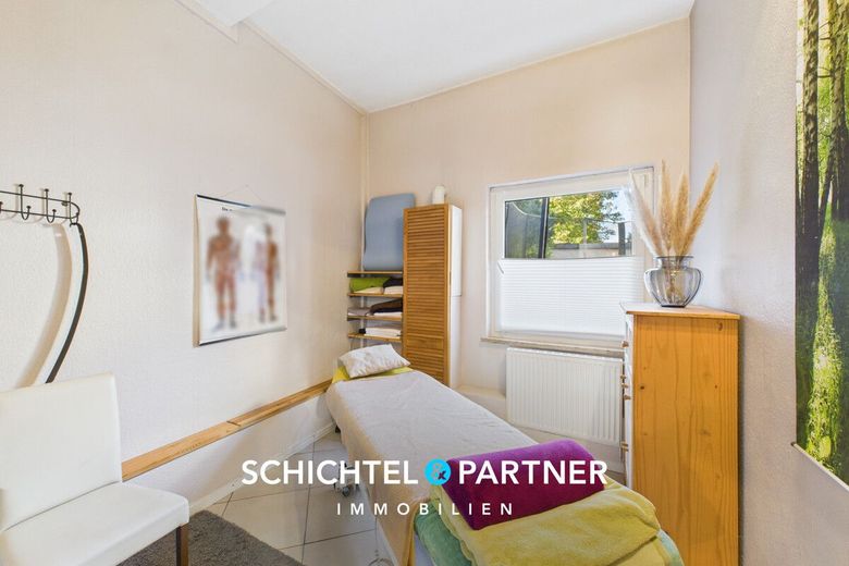Vegesack | Mehrfamilienhaus mit Gewerbe, Garagen und großem Grundstück – S&amp;P | Behandlungsraum
