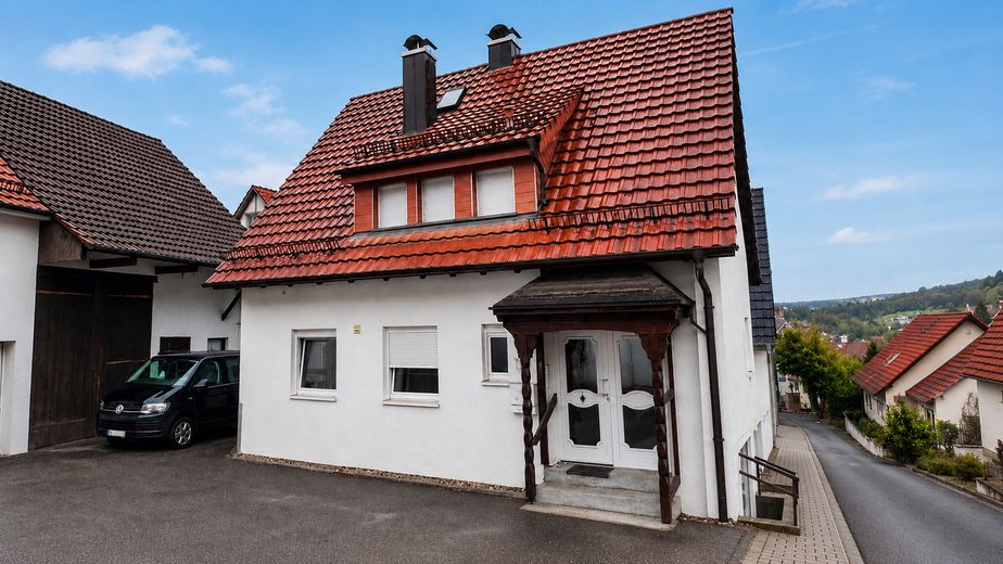 PROVISIONSFREI: Viel Platz für Generationen – Haus mit Einliegerwohnung & Scheune nahe Porsche – Eingang Haupthaus