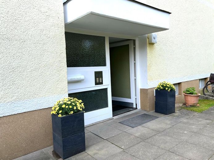 Freie DG-Whg. mit Traumgartenblick in privater Wohnanlage – Hauseingang außen 