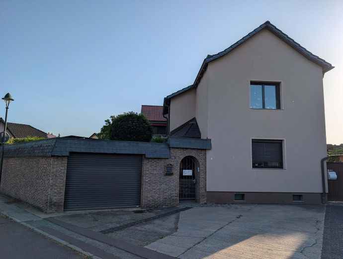 Wohnparadies Mehrgeneration Solar PV/Thermie, 80kWh Speicher, 2 Carport, Pool, WoMo-Platz – Totale Sübseite