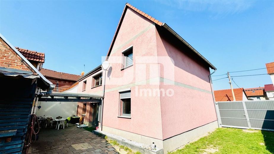 Schönes Wohnhaus mit Doppelgarage, Terrasse und Nebengelass in Traumlage – Rückansicht / Zufahrt