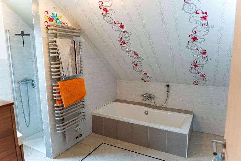 Vielseitige Gewerbeimmobilie in Wietmarschen OT Lohne: Halle, Büro & Wohnhaus – Badezimmer OG Haus