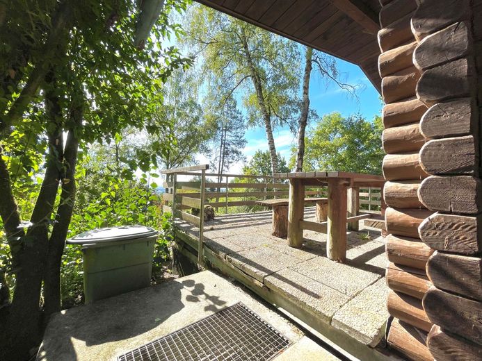 Herrlicher Ausblick in Dörfleins - Freizeitgrundstück mit massiver Blockhütte – Terrasse