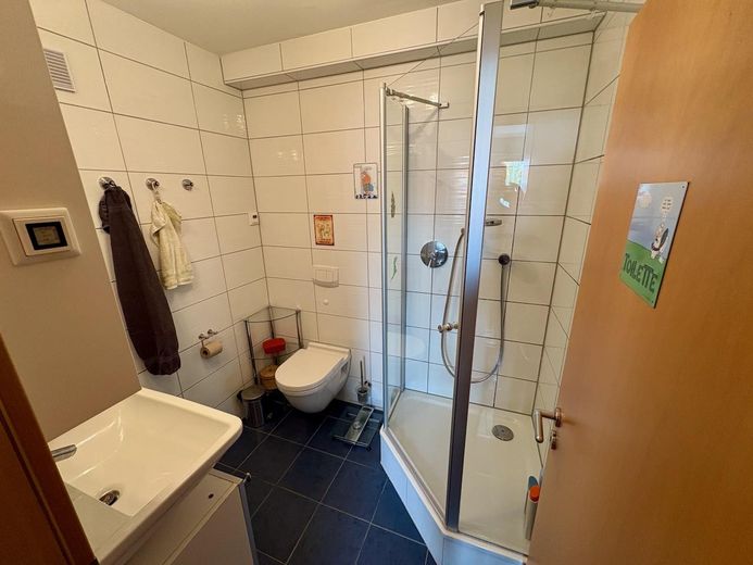 Wohnen am See: Traumwohnung mit Potenzial für zwei Einheiten, provisionsfrei von Privat – Badezimmer