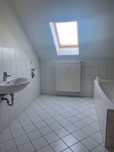 Großzügige 3,5-Zimmer mit Laminat und Tageslichtbad mit Wanne in guter Lage! – PHOTO-2022-03-11-13-43-24_1