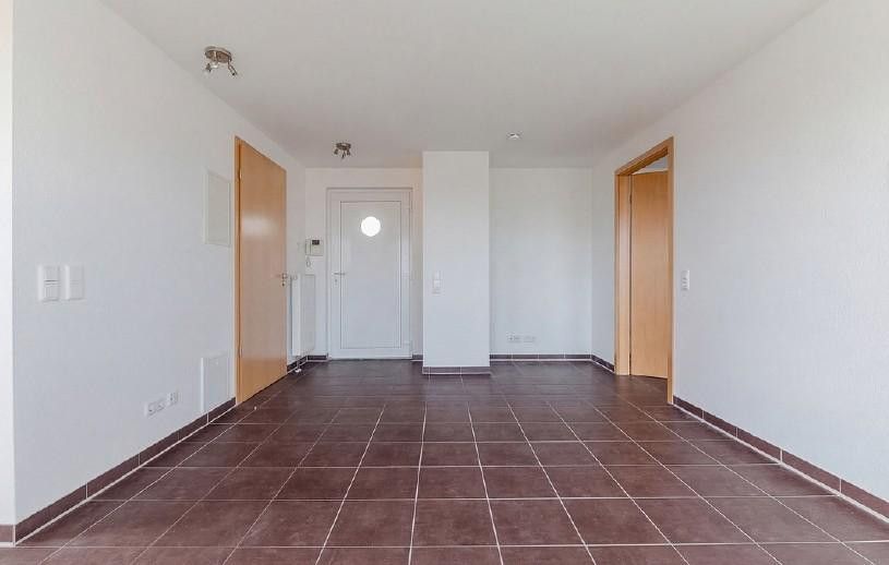 Penthouse für jedes Alter – barrierefreies Wohnen mit Dachterrasse und Weitblick – Eingang_Flur_Wohn-Essbereich