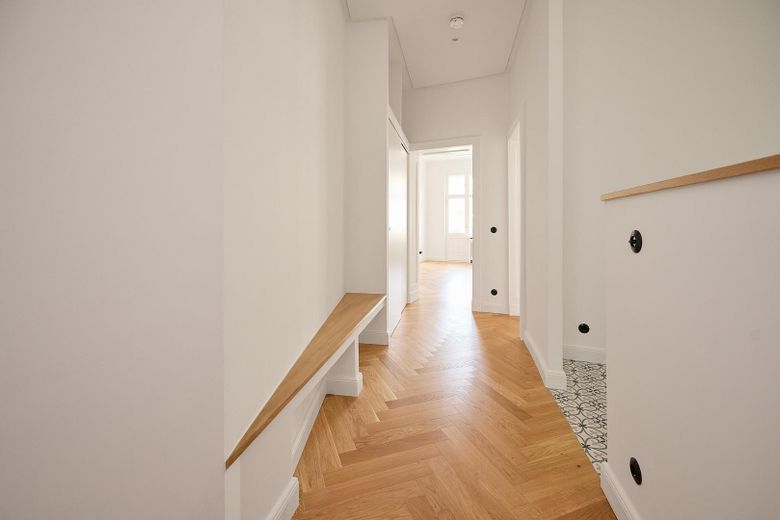 Friedenau: Vivienda antigua de 3 habitaciones para primera ocupación con balcón, ducha y bañera exenta, sin comisión – Der Flur