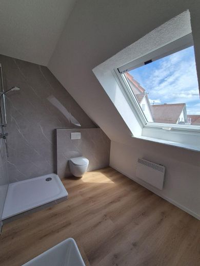 Frisch renovierte 5-Zi.-DG-Wohnung | Balkon | EBK | 85 m² | Schwäbische Alb | provisionsfrei – Bad