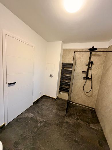 Mahlsdorf’ta 2026’da yeni inşaat | 3 odalı daire | 73 m2 | Akıllı Ev | Fotovoltaik ve ısı pompası | Yüksek giriş katı – Bad