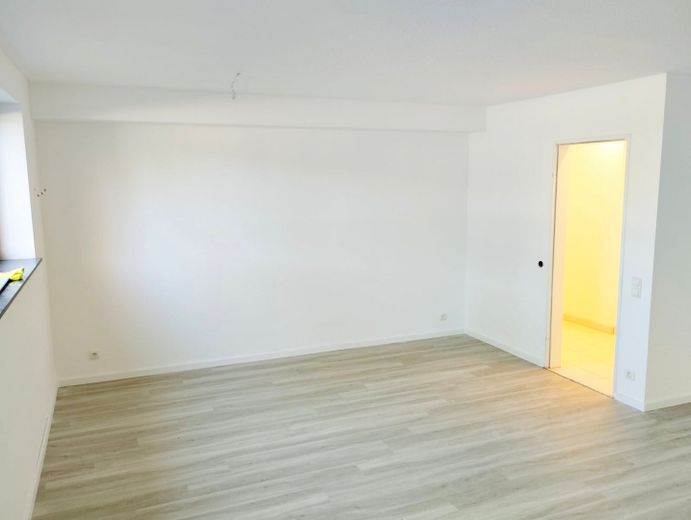 Attraktive Souterrainwohnug mit moderner Küche und Fußbodenheizung – Wohnzimmer