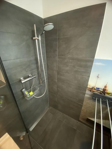 Alt Treptow'da teraslı, yüksek kaliteli mobilyalı stüdyo, Berlin Kreuzberg Neukölln Alt Treptow üçgeni – Dusche