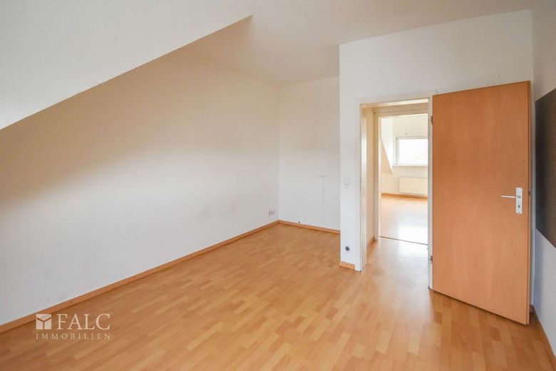 Urbanes Wohnglück mit Potenzial – Wohnzimmer