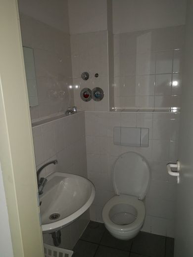 Zwei Gewerberäume mit Parkplätzen + Tiefgarage – Gäste-WC (GE4)