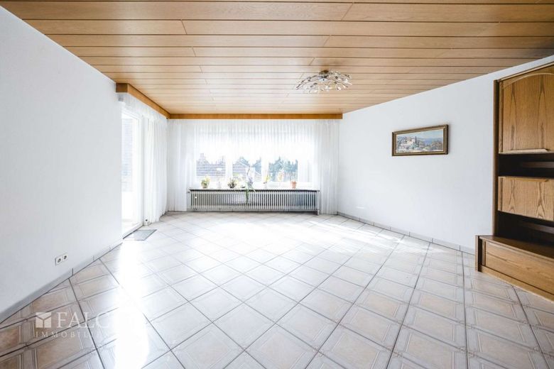 Attraktives Wohnhaus mit Balkon und vielseitigem Nutzungspotenzial in Zentraler Lage von Enzberg – Wohnzimmer OG