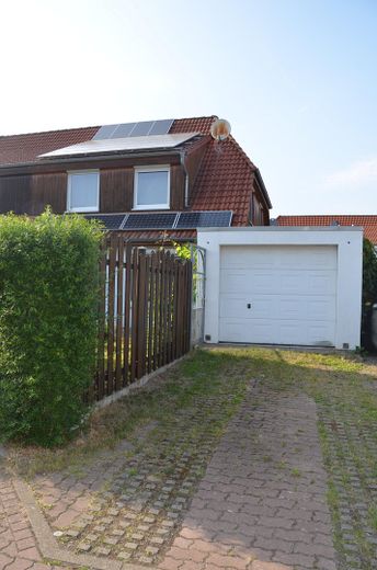 Garage und Stellplatz