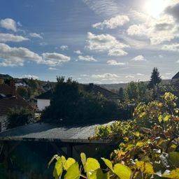 Dachgeschosswohnung mit Balkon und neu saniertem Badezimmer – Die Aussicht vom Balkon