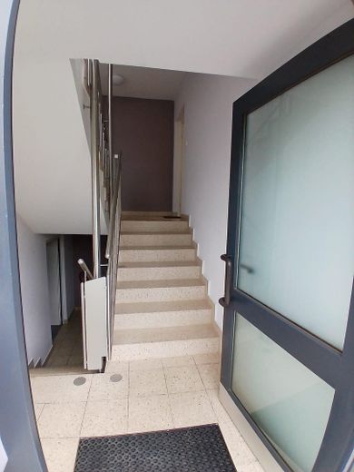 Piso de 4 habitaciones completamente renovado con balcón en Trier-Heiligkreuz – de alta calidad y listo para entrar a vivir – Treppenhaus