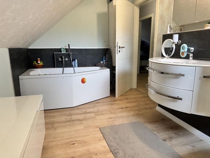 Modernisiertes Einfamilienhaus in ruhiger Sackgassenlage mit Kamin, PV-Anlage und großem Grundstück – Badezimmer