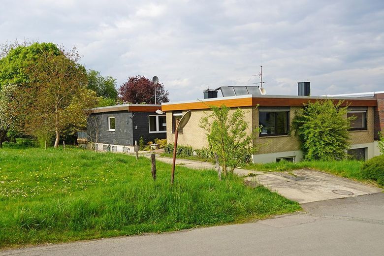 Doppelbungalow mit viel Land und Stallung – Hausansicht mit Zufahrt