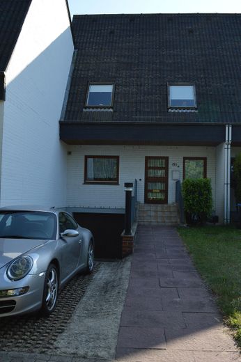 "Attraktives Reihenhaus" in "Weser"-Nähe, ruhige Lage, im schönen "Bremer Norden" – Vorderansicht & Zufahrt Garage