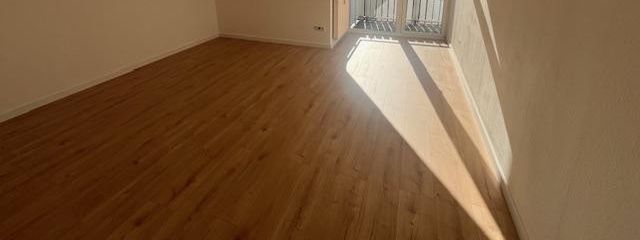 Wohnzimmer mit Balkonzugang