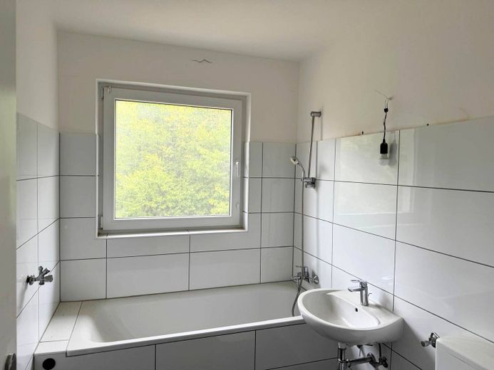BALKON und Wannenbad: Moderne 3-Zimmer-Wohnung in naturnaher Wohnlage – Bad