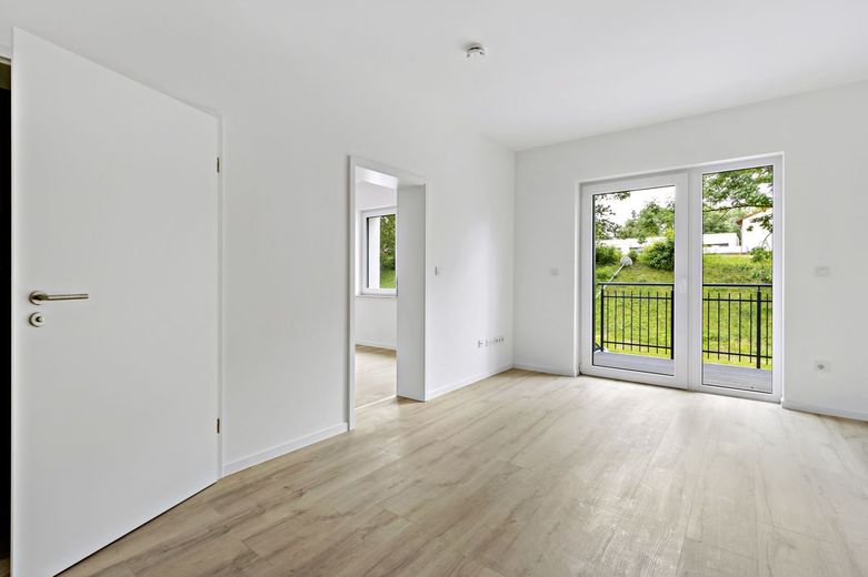 Kernsanierte 2-Raumwohnung direkt am Rosarium!
Fahrstuhl, Balkon und Fußbodenheizung!!!! – Wohnzimmer a
