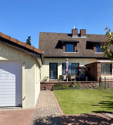 Hausansicht mit Garage