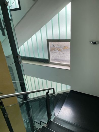 günstiger Büroraum in Gemeinschaftsbüro im Industriegebiet Leonberg an der Autobahn – Treppenhaus