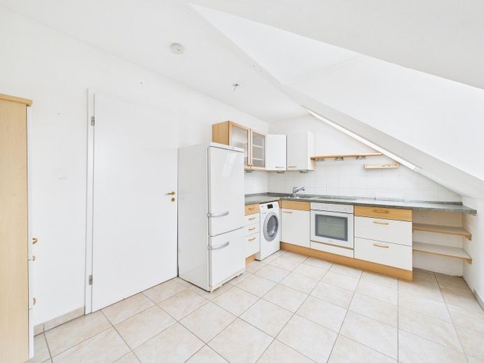 Helle 2-Zimmer-Dachgeschosswohnung mit Südbalkon und Tiefgarage in Ebersberg – Küche