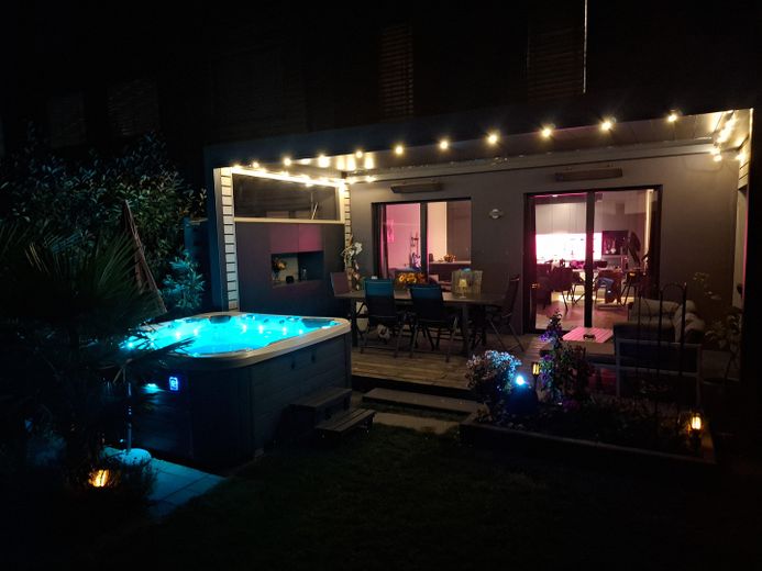 Exclusief vrijstaand huis met wellness-tuin & energieklasse A+ in het centrum van Pulheim – Gartenansicht bei Nacht