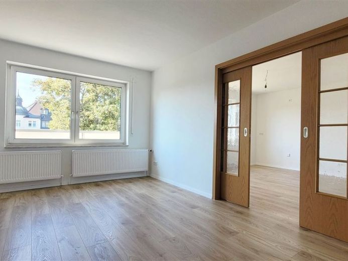 Wurzen* großzügige 3 Zimmer-Whg. mit Balkon*Wohnküche* renoviert* Laminat* Bad m. Wanne + Dusche – Foto 1