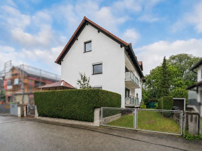 Viel Platz, viele Möglichkeiten: Gepflegtes Mehrfamilienhaus mit vier Wohneinheiten – Vorderansicht