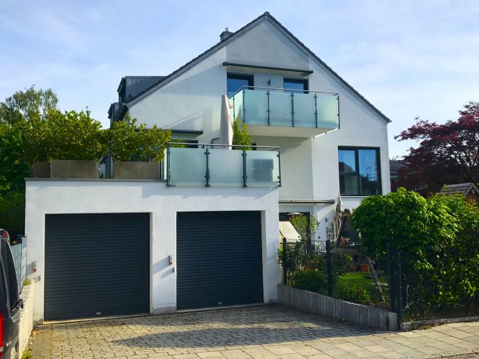 Straßenseite und Garagen