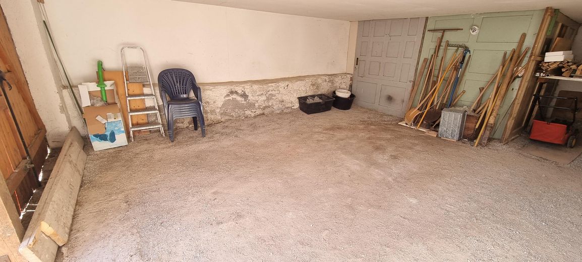 Baugrundstück erschlossen, mit vorhandener großen Garage u. kleiner Werkstatt – Garage