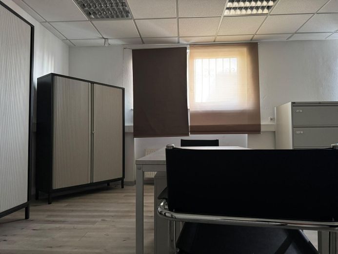 Lagerhalle mit Büro – Foto 2
