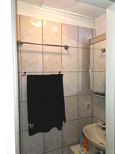 Bad mit Dusche und Waschbecken