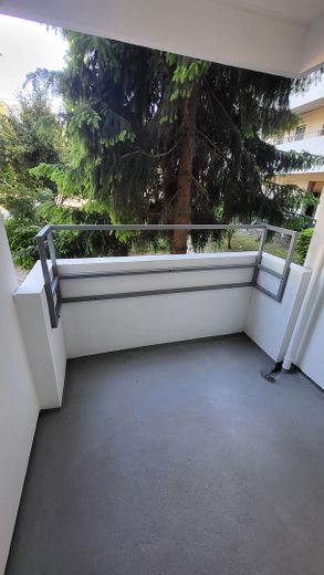Zemin kat-yeni yenilenmiş-ayrı giriş-balkon-kapalı otopark-özel şahıstan – Balkon