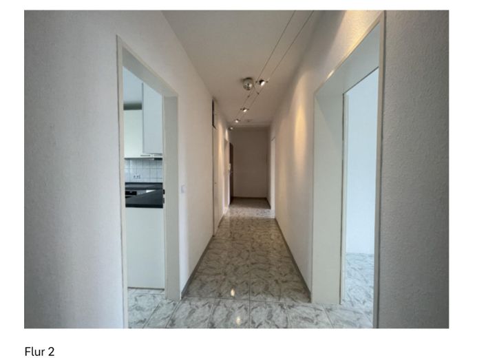 Helle 2-Zimmer-Wohnung mit Einbauküche nahe Europaviertel – Flur
