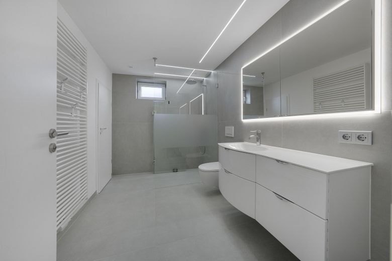 Modernisiertes Mehrgenerationenhaus mit zwei Einheiten in Bad Neustadt-Herschfeld – Badezimmer 2 UG
